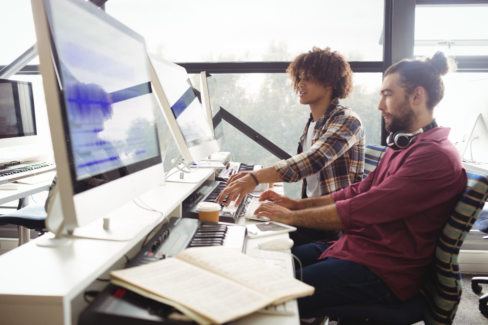 A imagem mostra um exemplo de duas pessoas trabalhando em um site.