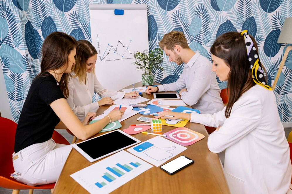 A imagem mostra um exemplo de um grupo de pessoas analisando as melhores estratégias de marketing digital.